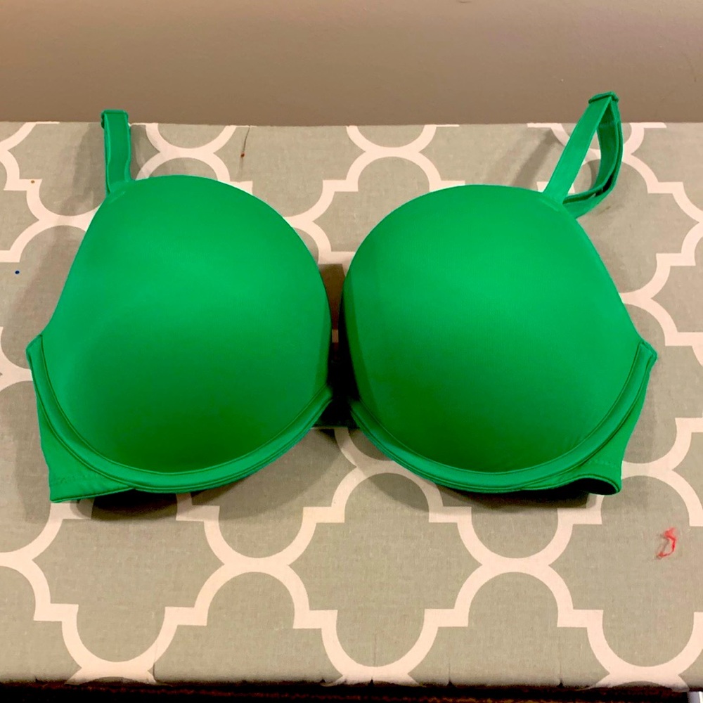 NWOT Victoria Secret Green Wear Everywhere super push up bra 32DD